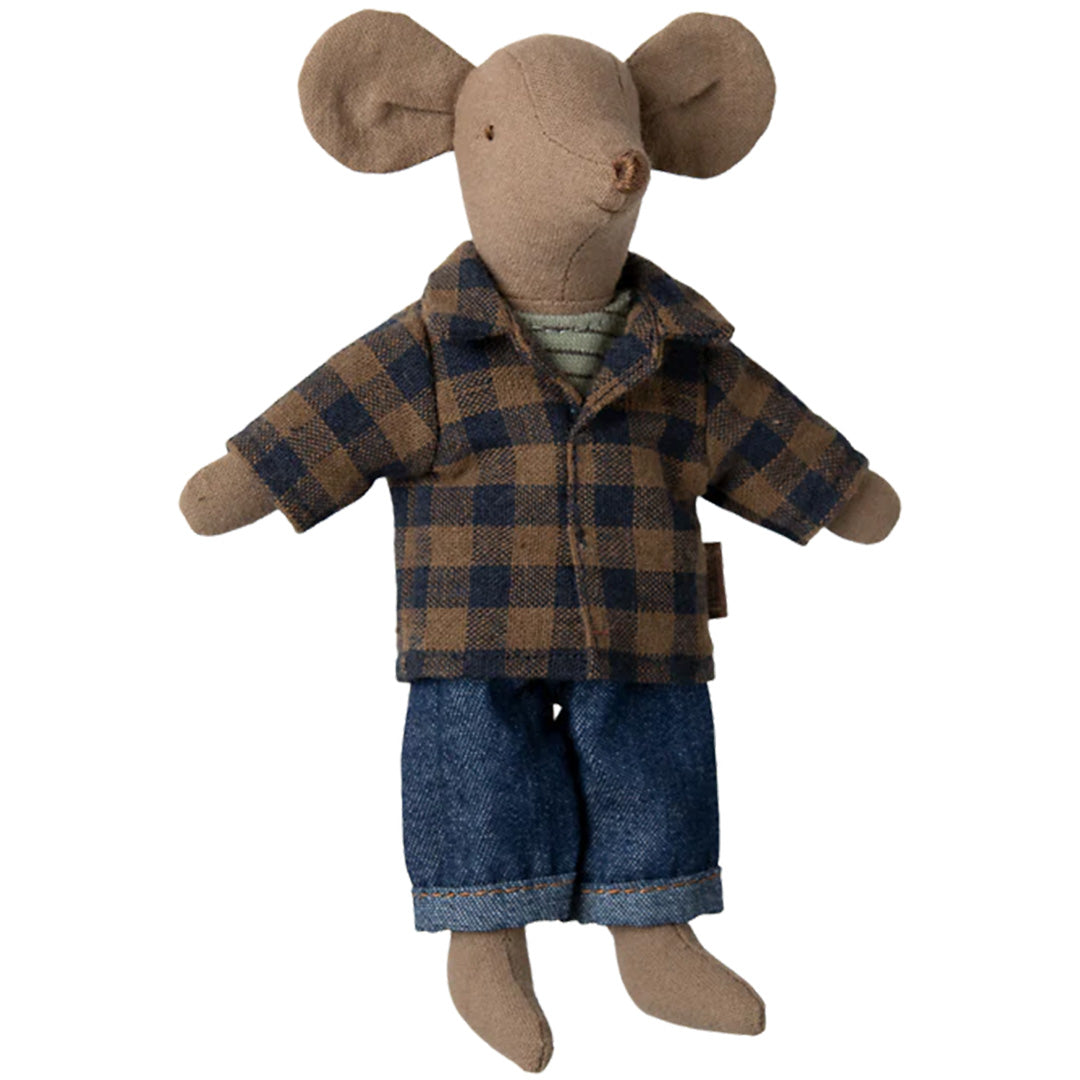 Maileg knuffelmuis vader in een bruin-blauw geruit overhemd en spijkerbroek.