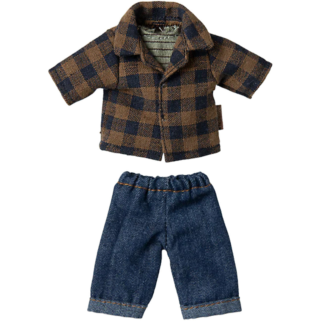 Maileg kleding voor knuffelmuis, bestaande uit een bruin-blauw geruit overhemd en een spijkerbroek.
