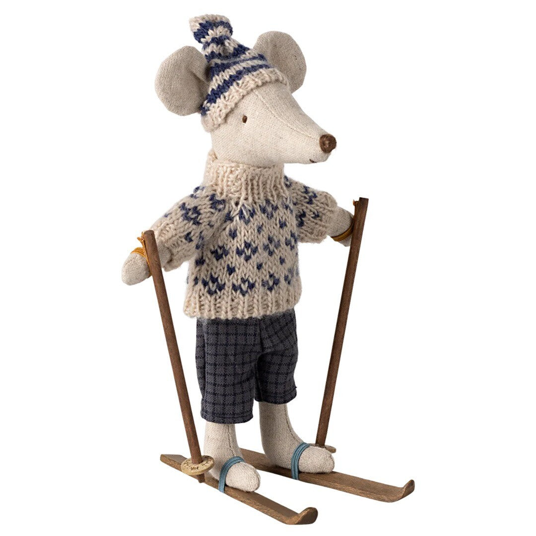 Maileg knuffelmuis vader op ski's met gebreide trui en gestreepte muts.