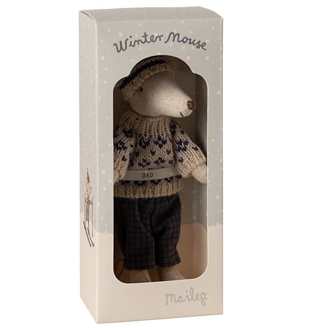 De verpakking van de Maileg knuffelmuis vader met winterkleding.