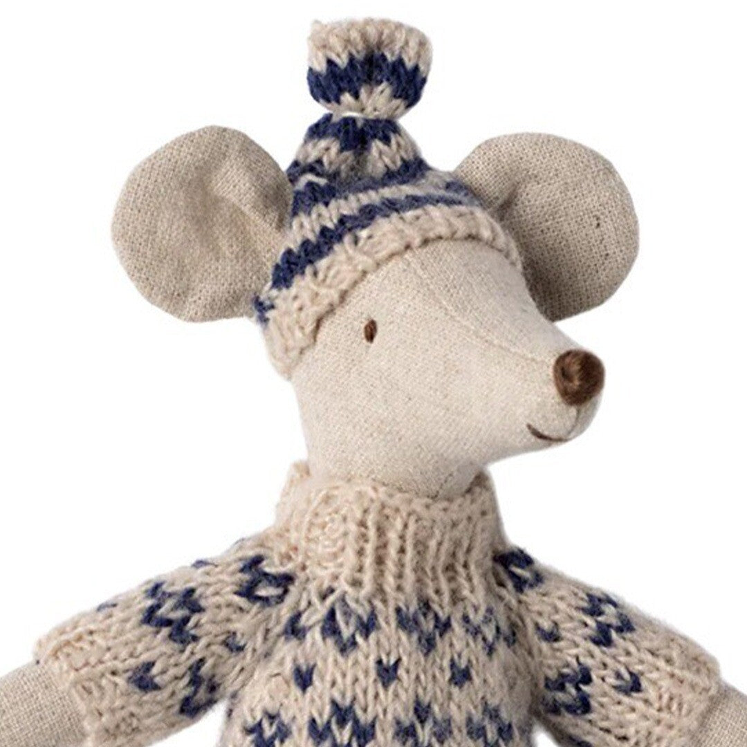 Detail van de Maileg knuffelmuis vader met gebreide trui en gestreepte muts.