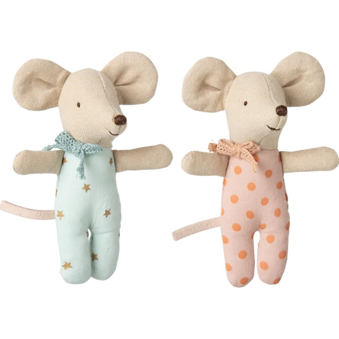 Twee Maileg knuffelmuisjes, één in een lichtblauw pakje met sterren en één in een roze pakje met stippen.