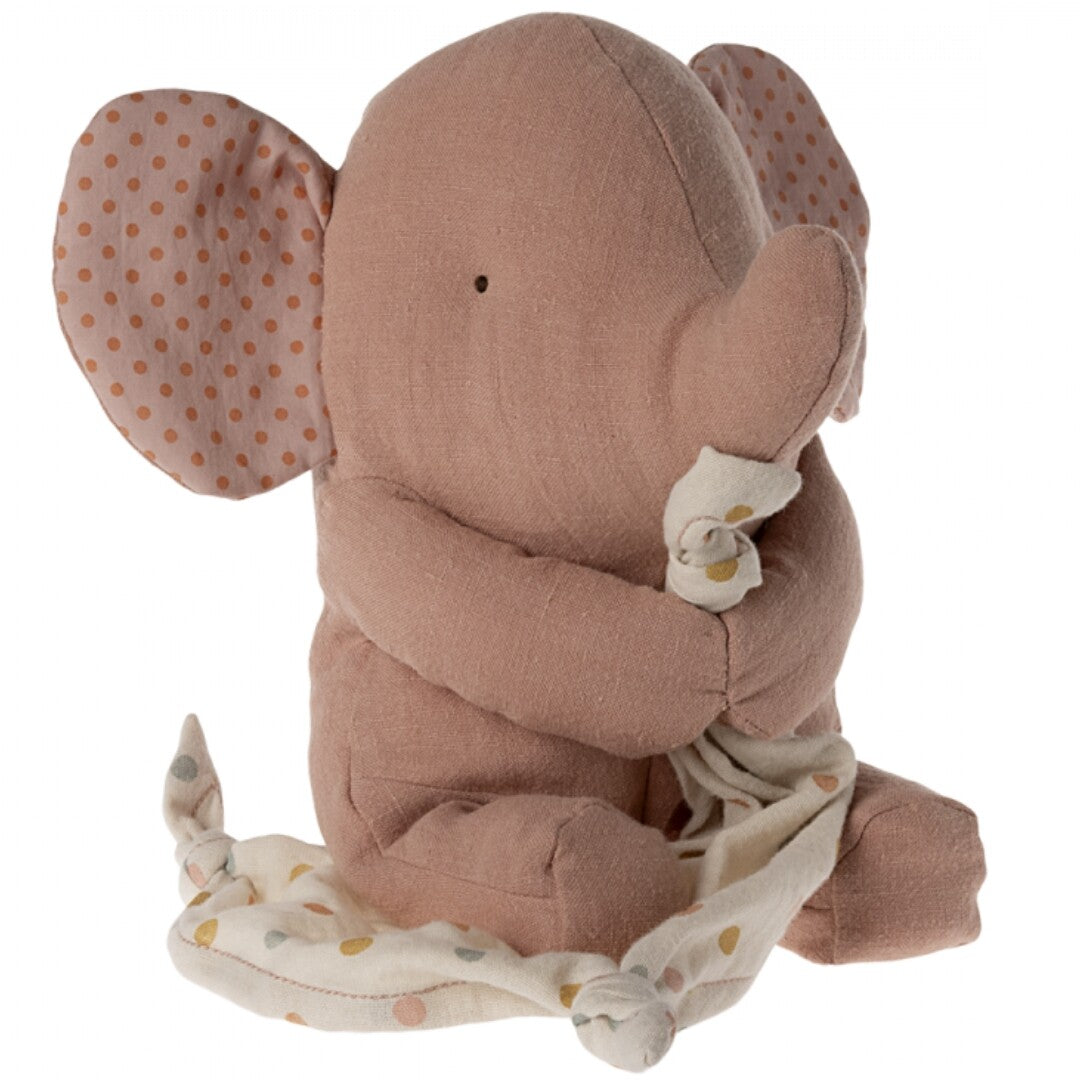 Maileg roze knuffelolifant met stippenoren en een knuffeldoekje.