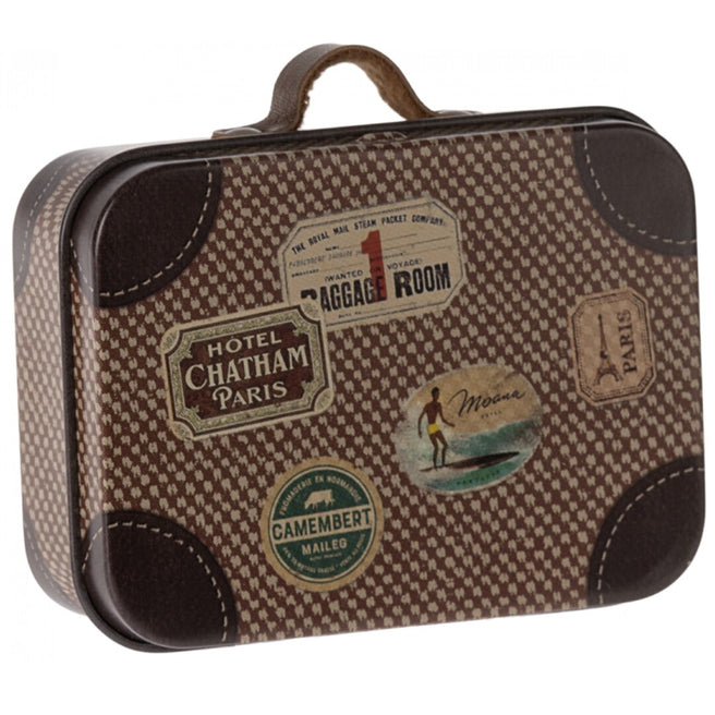 Maileg poppenhuis koffertje met bruin geometrisch patroon en vintage reisthema stickers.