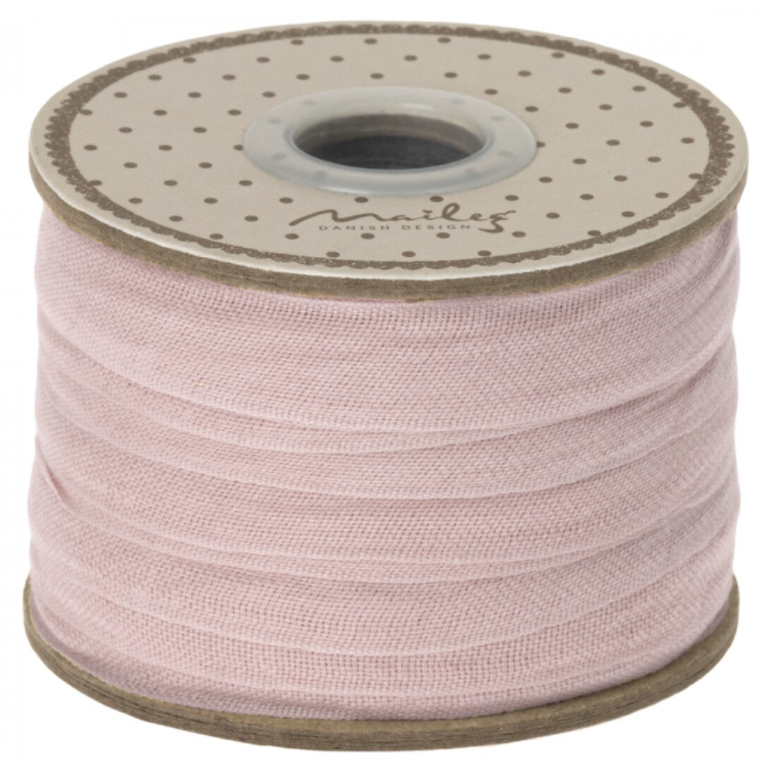 Maileg lichtroze katoenen lint op een spoel.