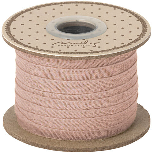 Maileg smal roze katoenen lint op een klos.