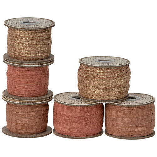 Collectie Maileg linten in roségoud glitter en effen roze-bruine tinten.