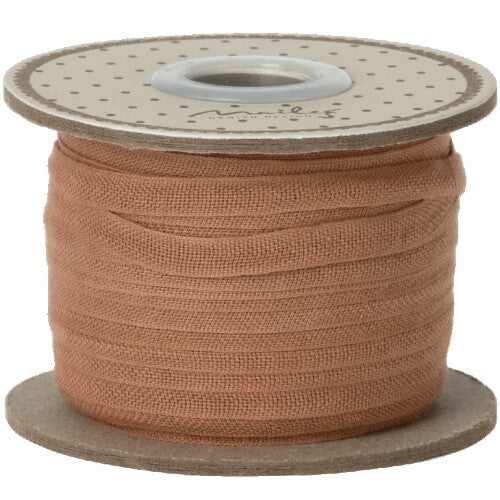 Maileg smal katoenen lint in vintage rose kleur op een spoel.