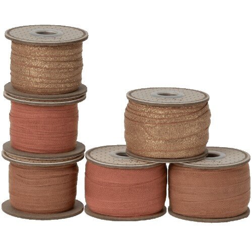 Collectie Maileg linten op spoelen in verschillende bruin- en rosetinten, waaronder glitterlint.