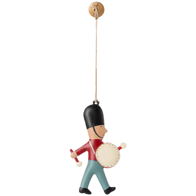 Maileg feestdagen ornament van een soldaat met een trommel, hangend aan een touwtje.