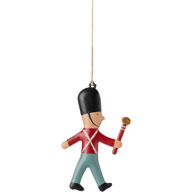Maileg ornament van een soldaatje met een stok, hangend aan een touwtje.