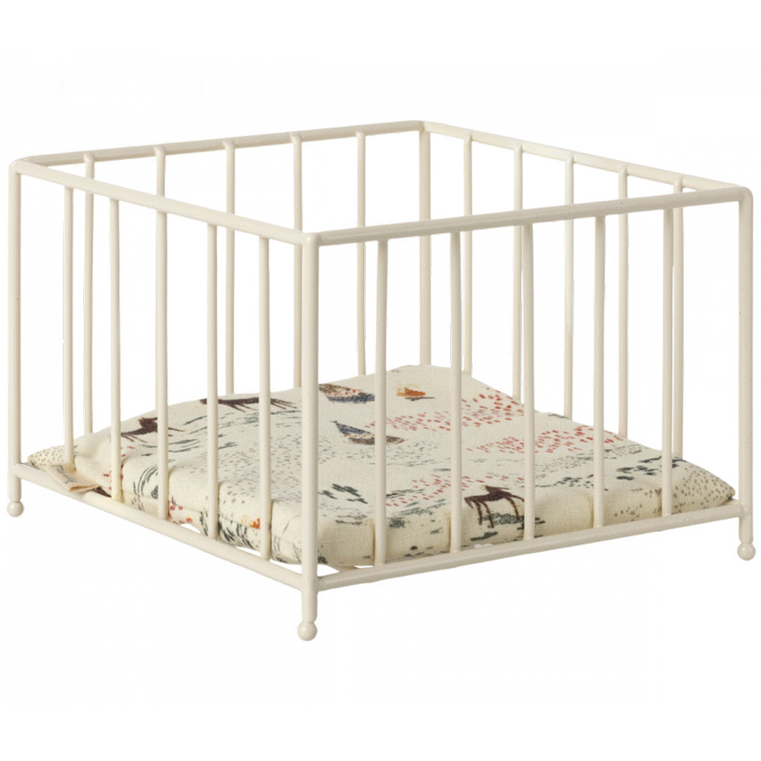 Maileg poppenbabybox van beige metaal met een matrasje met dierenpatroon.