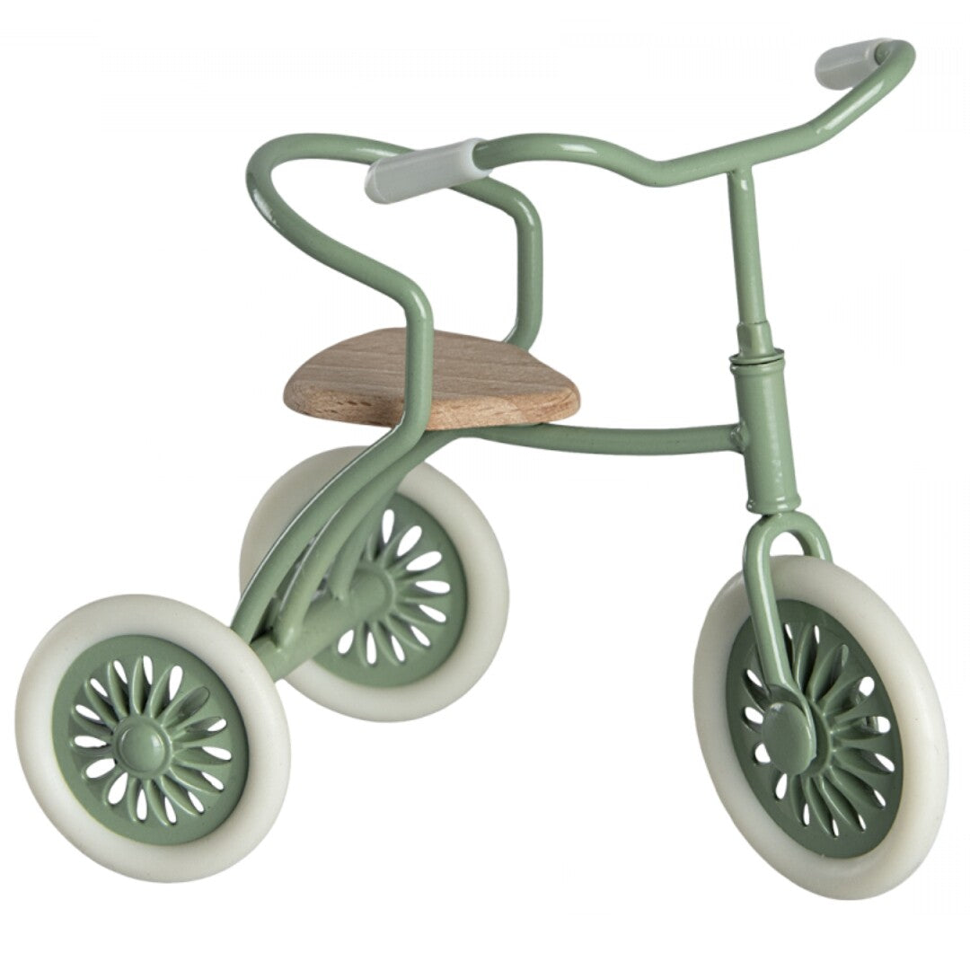 Maileg groene poppendriewieler met metalen frame en houten zitting.