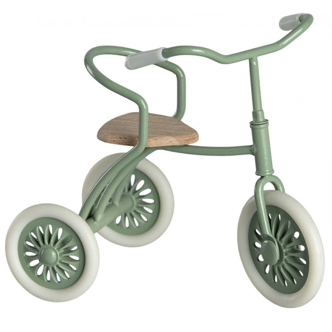 Maileg groene poppendriewieler met metalen frame en houten zitting.