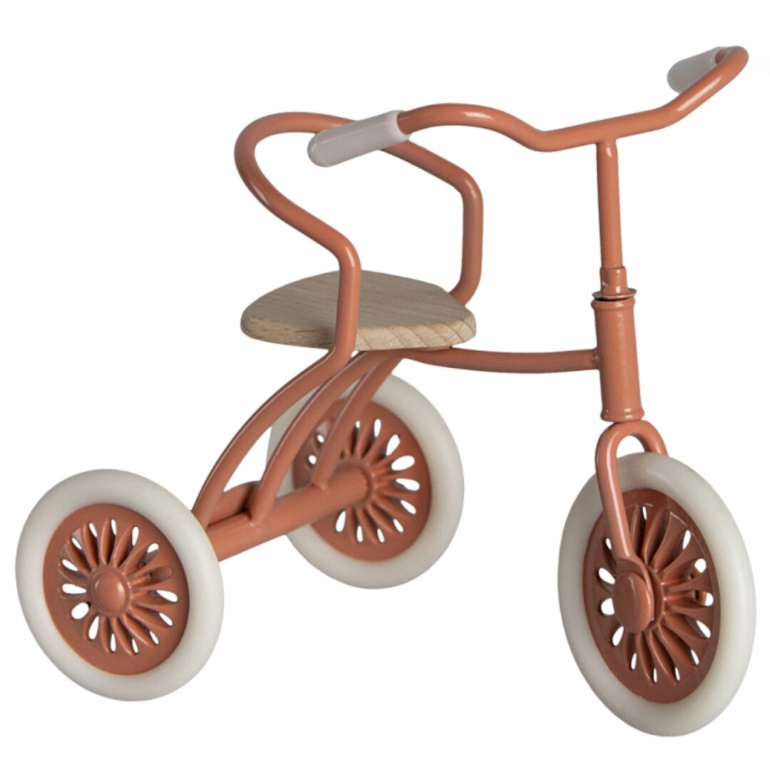 Maileg poppendriewieler in koraalroze met houten zitting en witte banden.