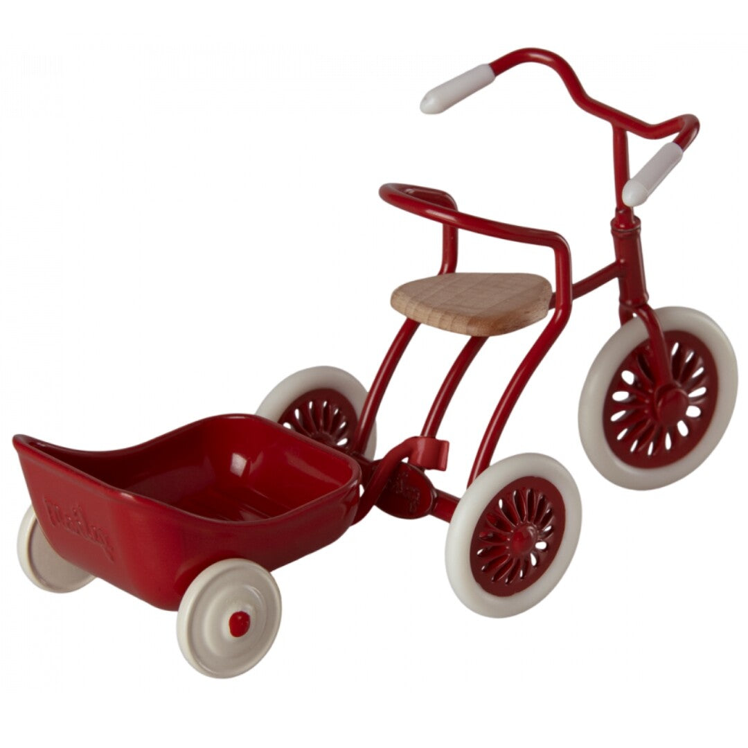 Maileg rode metalen poppen driewieler met houten zitting en aangekoppelde rode fietskar.