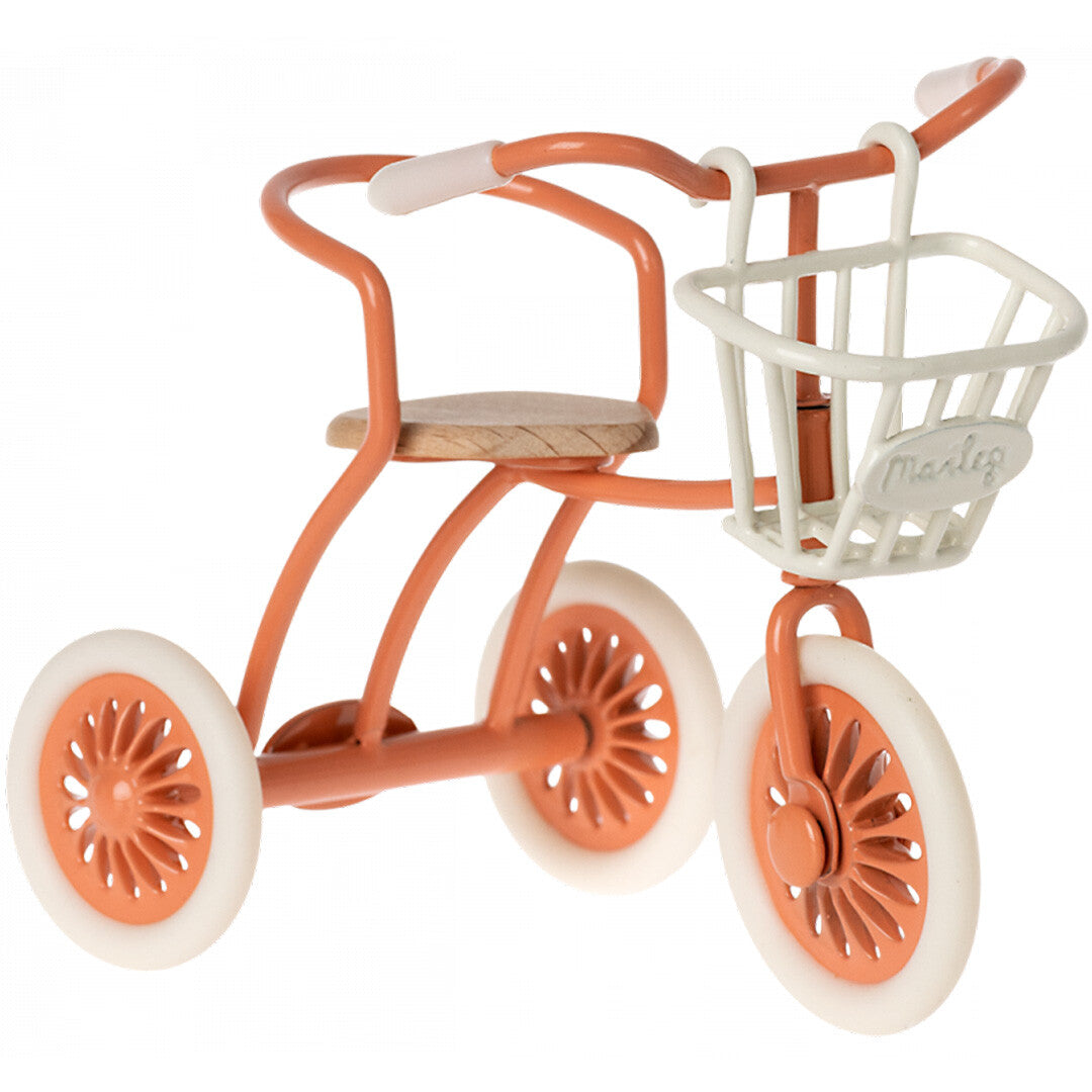 Maileg oranje driewieler met houten zitting en het witte fietsmandje aan het stuur.