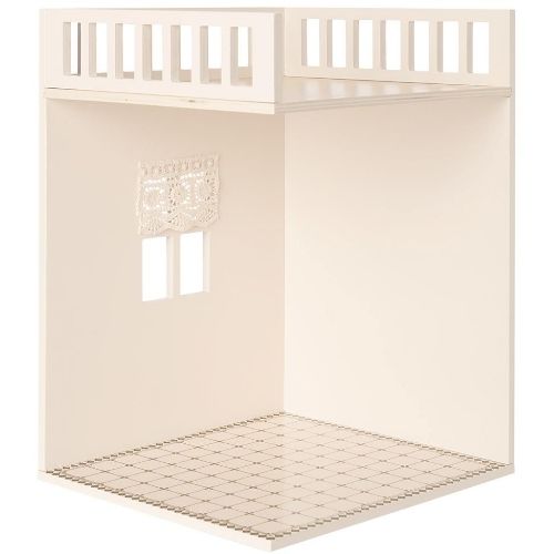 Lege Maileg poppenhuis badkamer met balkon, raam en kanten gordijn.