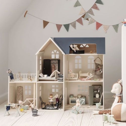 Groot Maileg poppenhuis met meerdere ingerichte kamers en speelfiguren.