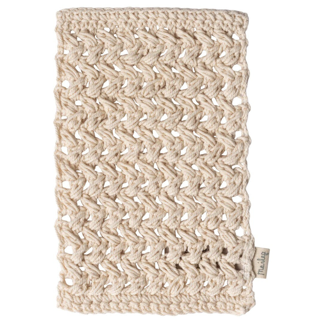 Maileg off-white gehaakte katoenen badmat voor poppenhuis.