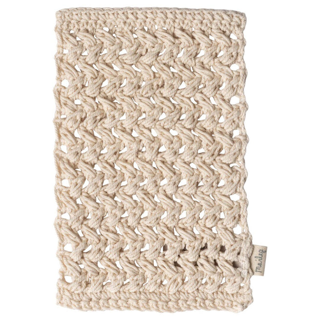Maileg off-white gehaakte katoenen badmat voor poppenhuis.