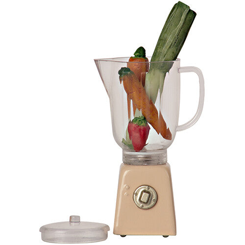 Maileg poppenhuis blender met speelgoedgroenten en -fruit in de kan.