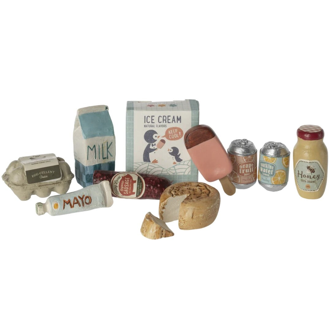 Maileg poppenhuis levensmiddelen set met onder andere melk, ijs, eieren en kaas.