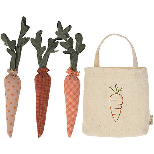 Maileg poppenhuis accessoire set met drie stoffen wortels in verschillende patronen en een stoffen boodschappentas met geborduurde wortel.