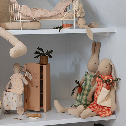 Maileg poppenhuis accessoire set met boodschappentas en wortels in een speelscène met konijnenpoppen en meubels.
