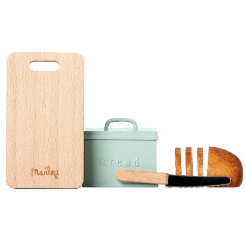 Maileg poppenhuis accessoires set met houten broodplank, groene brooddoos en brood met mes.