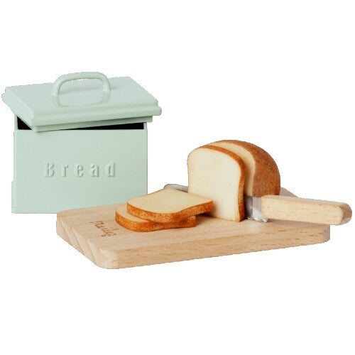 Maileg poppenhuis broodset met groene brooddoos, houten broodplank en gesneden brood.