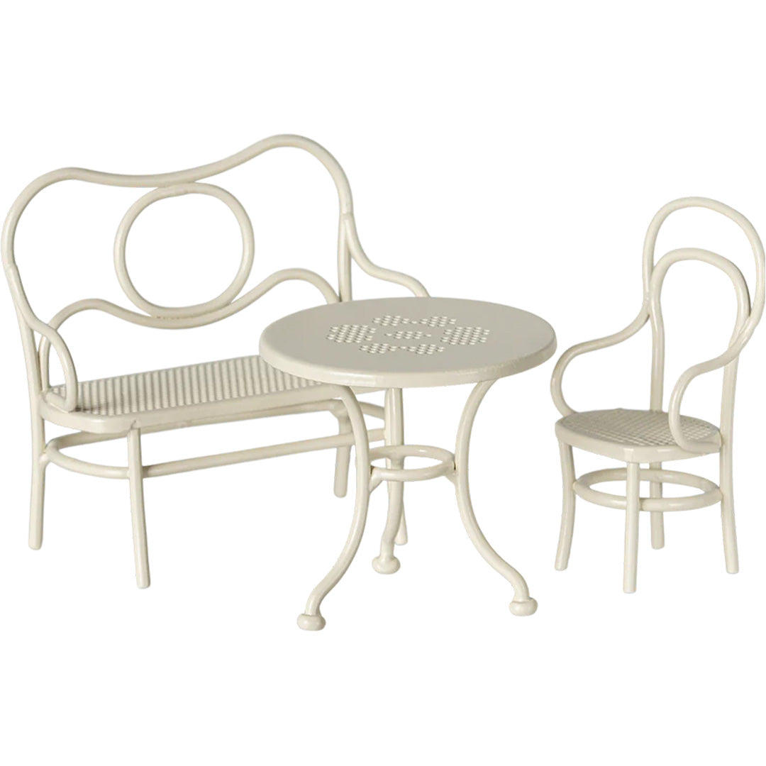 Maileg poppenhuis café set met een beige metalen bankje, ronde tafel en stoel.