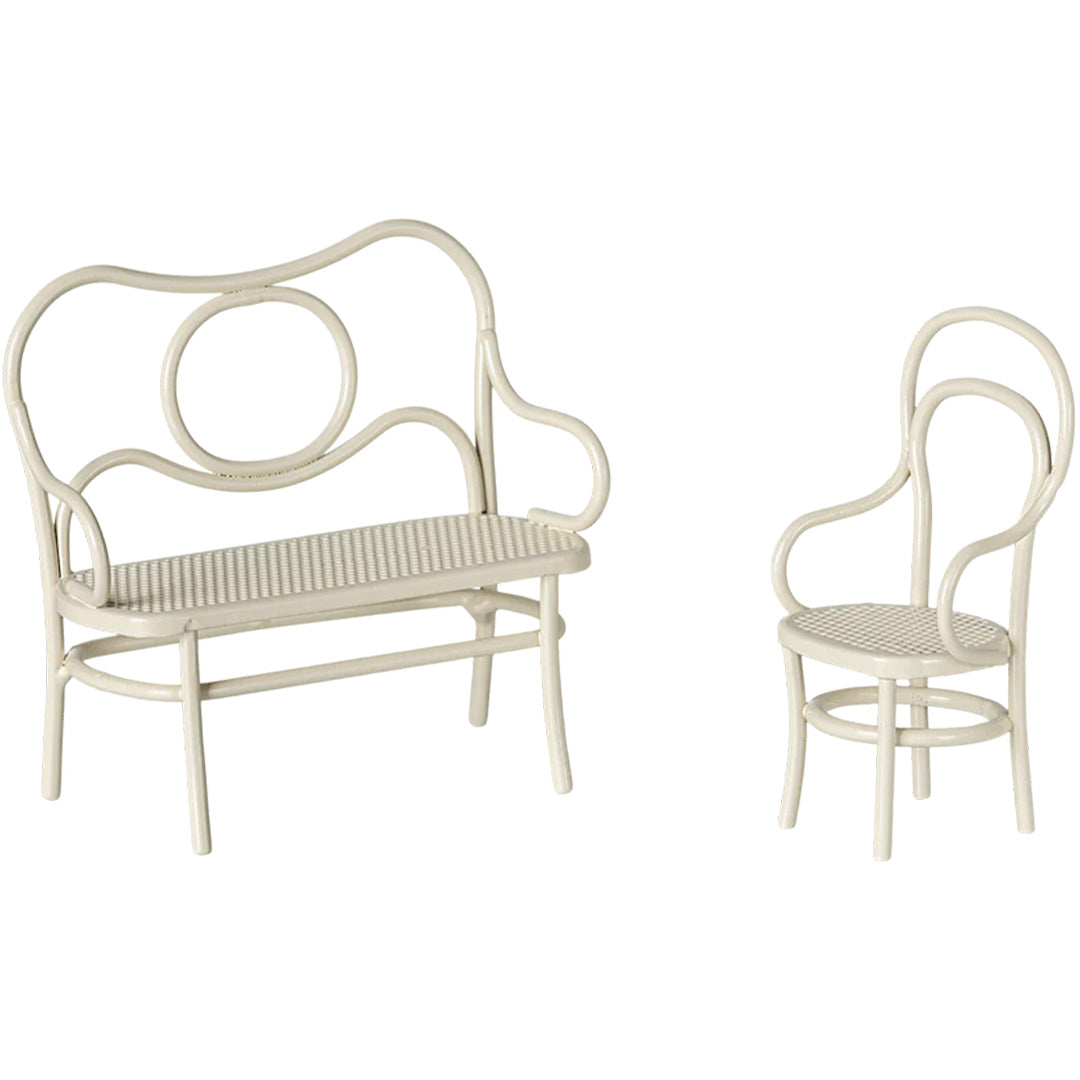 Maileg poppenhuis beige metalen bankje en stoel.