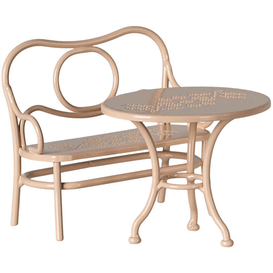 Maileg poppenhuis café set met een roze metalen bankje en een rond tafeltje met bloemenpatroon.