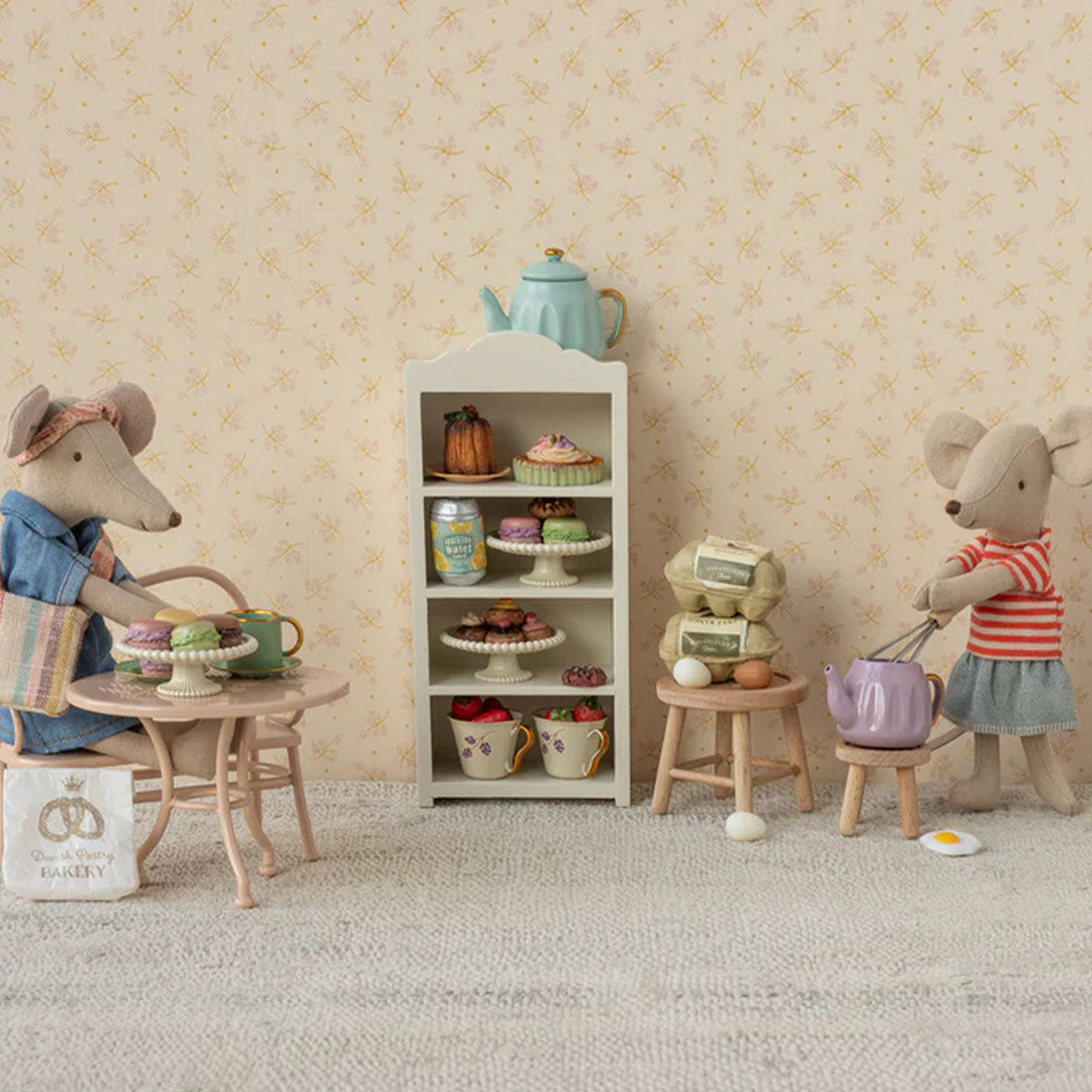 Maileg poppenhuis speelset met twee muizenpoppen in een bakkerij-café setting met meubels en gebakjes.