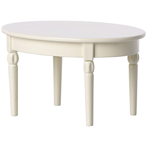 Maileg beige ovale poppenhuis eettafel.