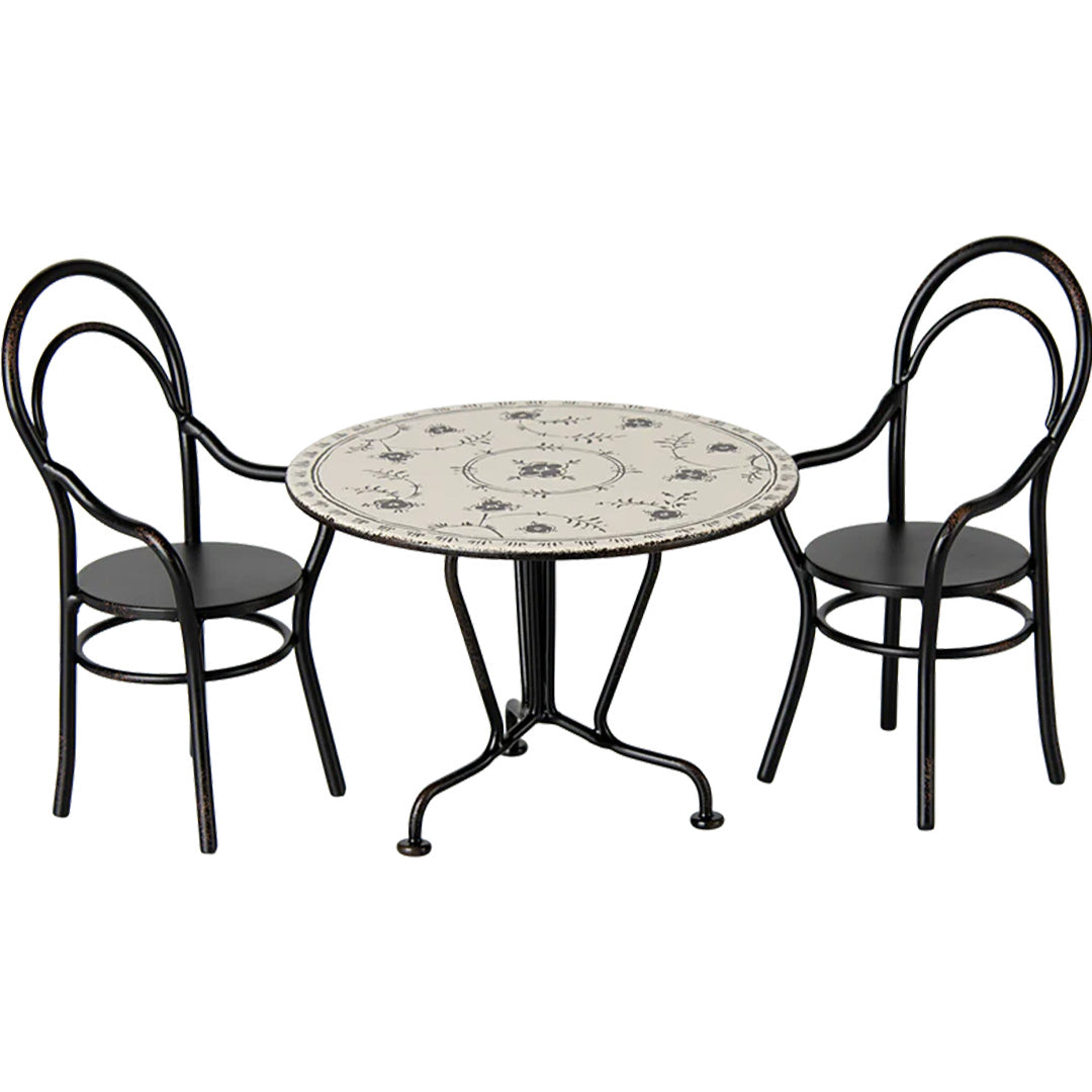 Maileg poppenhuis eettafel set van zwart metaal met gebloemde tafel en twee stoelen.