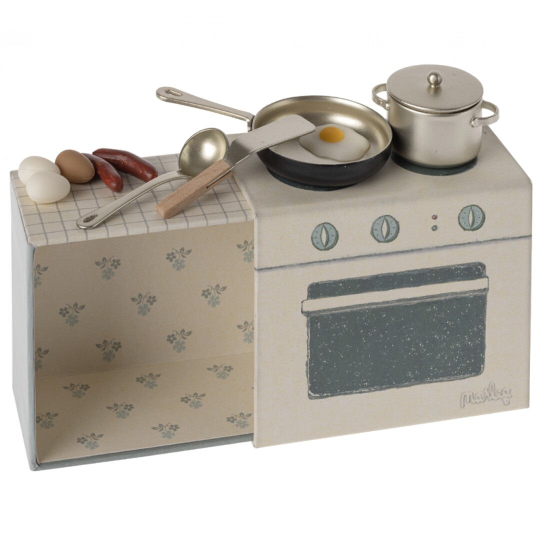 Maileg poppenhuis keukenspeelset met een kartonnen fornuis en aanrecht, inclusief metalen kookgerei en etenswaren.