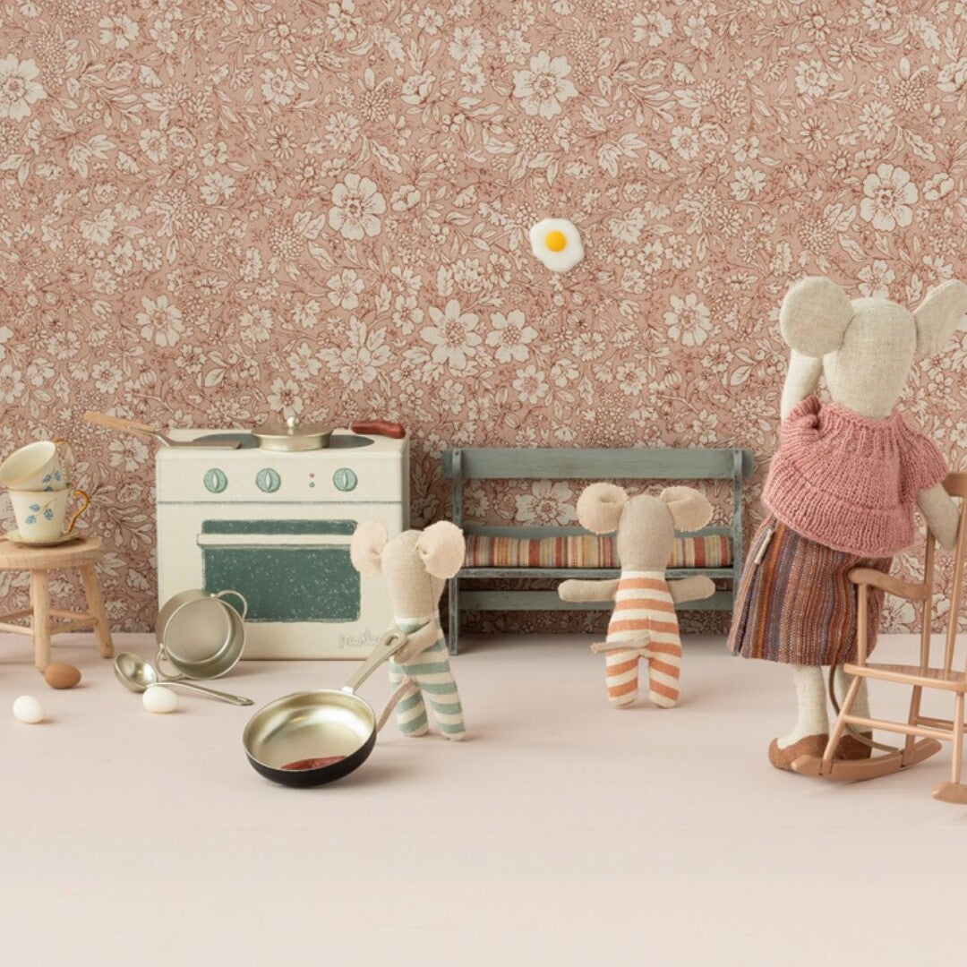 Maileg poppenhuis keukenspeelset met muizenpoppen die spelen bij het fornuis en aanrecht in een kamer.