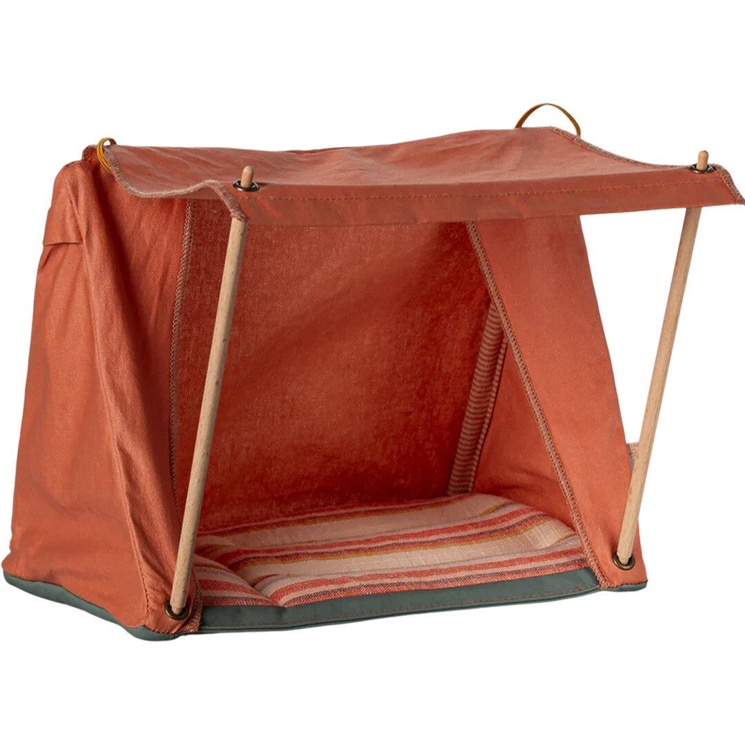 Maileg rode stoffen kampeertent voor poppenhuis met houten stokken en gestreepte matras.