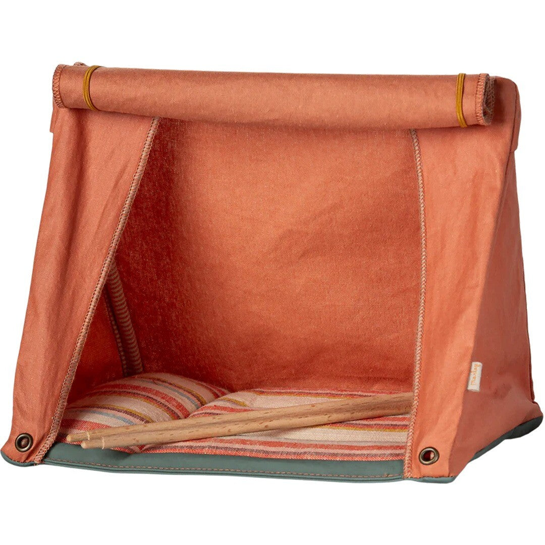 Maileg rode stoffen kampeertent voor poppenhuis met opgerolde ingang en houten stokken binnenin.