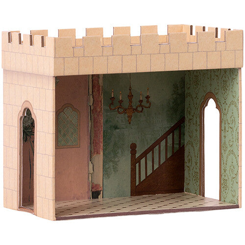 Maileg kartonnen poppenhuis kasteelgang met interieur van een trap en kroonluchter.
