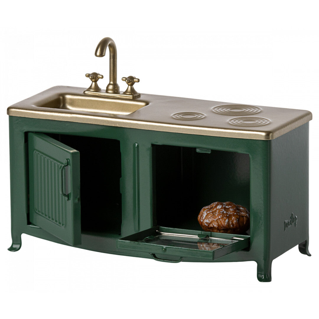 Maileg donkergroen metalen poppenhuis keukenblokje met geopende oven en kastdeur, en een broodje op een uitschuifbare bakplaat.