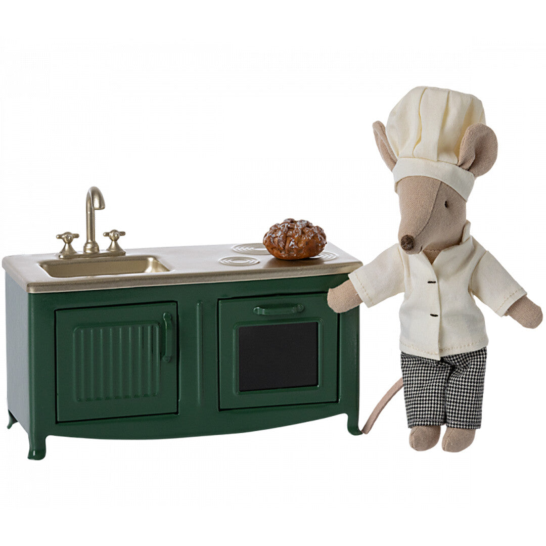 Maileg donkergroen metalen poppenhuis keukenblokje met een chef-muis en een broodje op het fornuis.