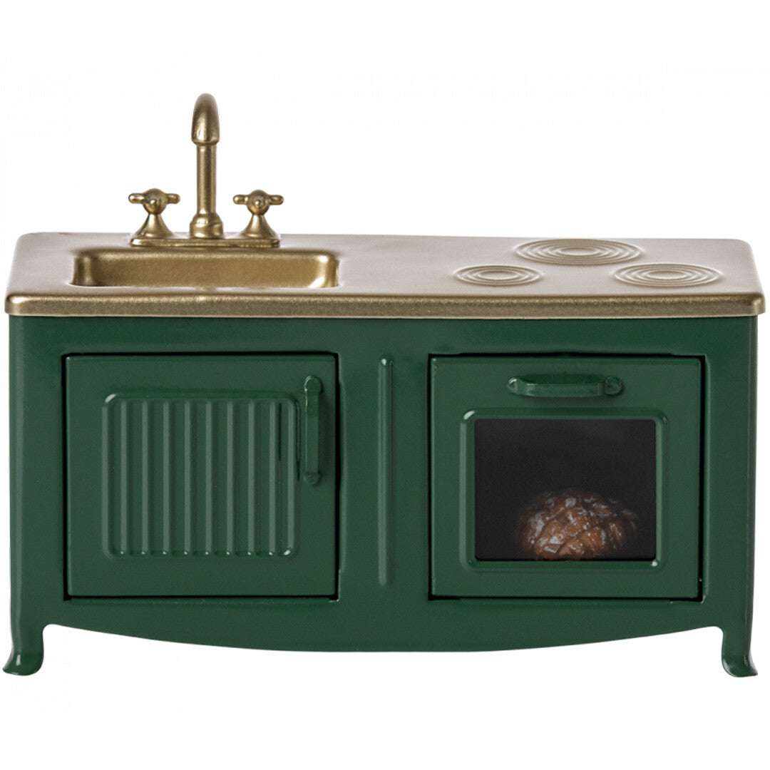 Maileg donkergroen metalen poppenhuis keukenblokje met gouden kraan en een broodje zichtbaar in de oven.