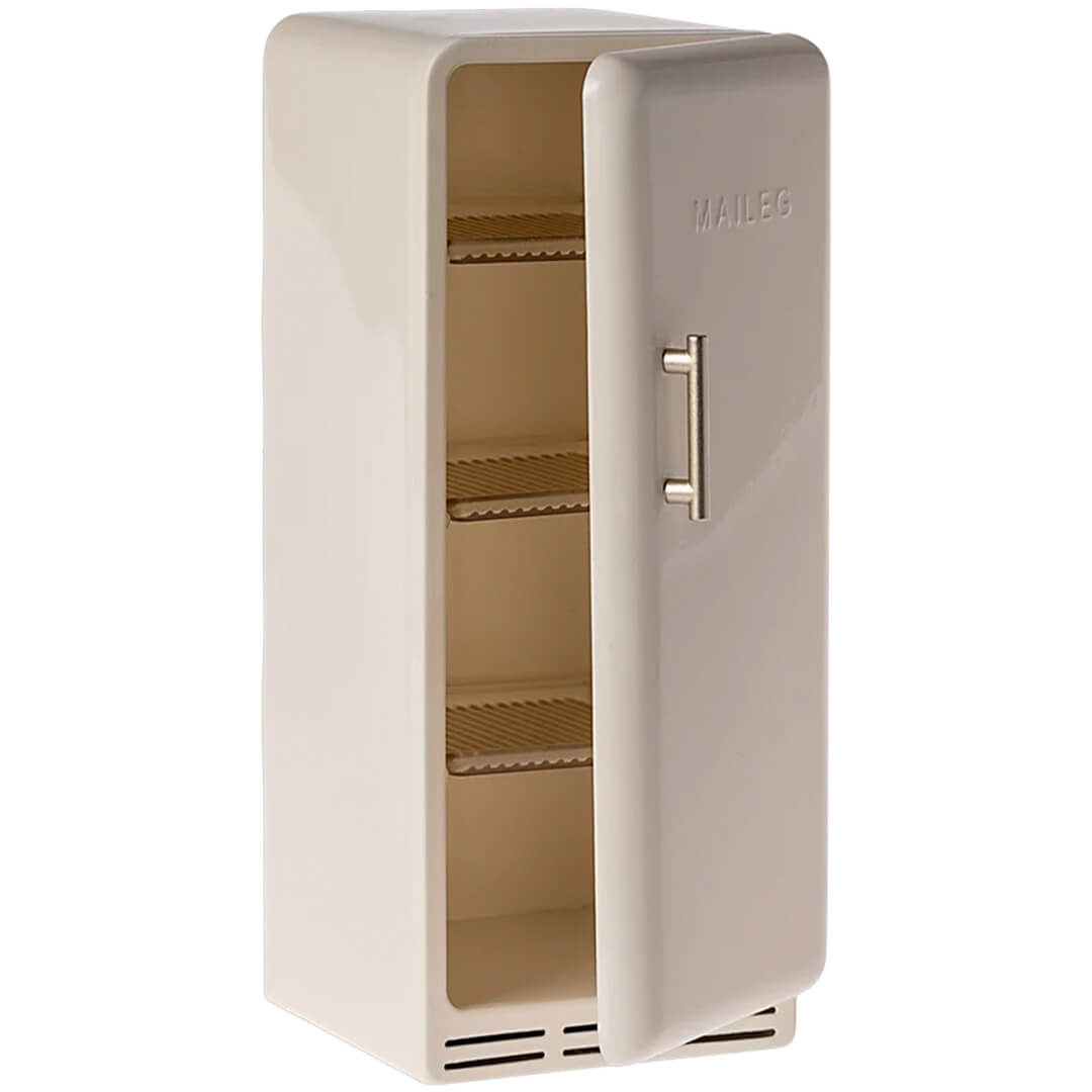 Maileg off-white poppenhuis koelkast met open deur en drie legplanken.