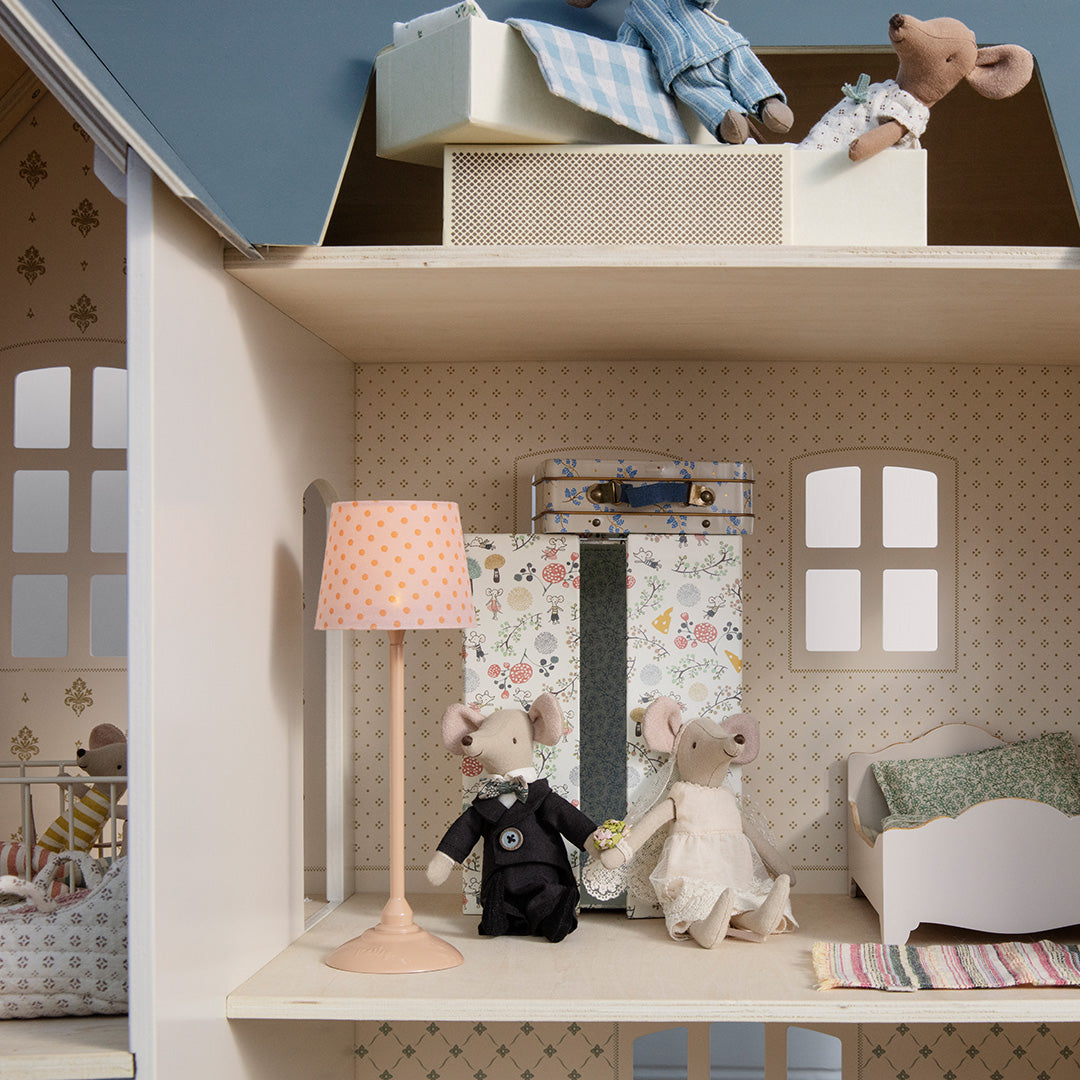 Detail van het Maileg poppenhuis met twee muizenfiguren verkleed als bruid en bruidegom in een kamer.