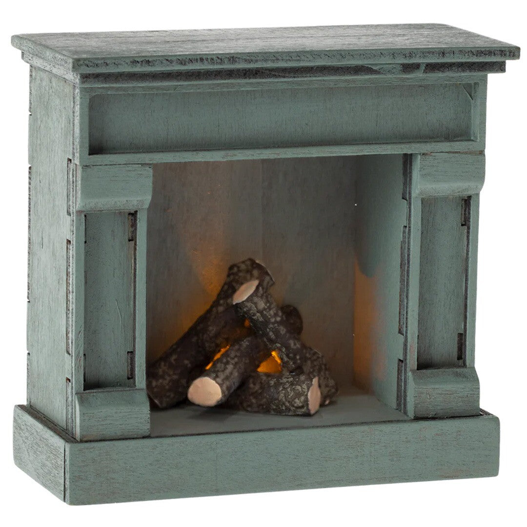 Maileg poppenhuis open haard in blauw met brandende houtblokken, schuin van voren.