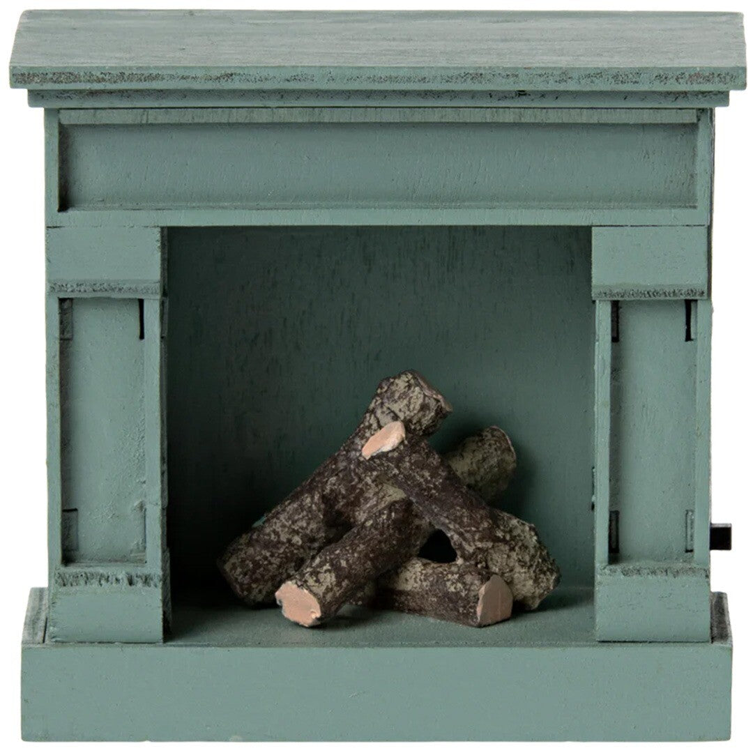 Maileg poppenhuis open haard in blauw met houtblokken, recht van voren.