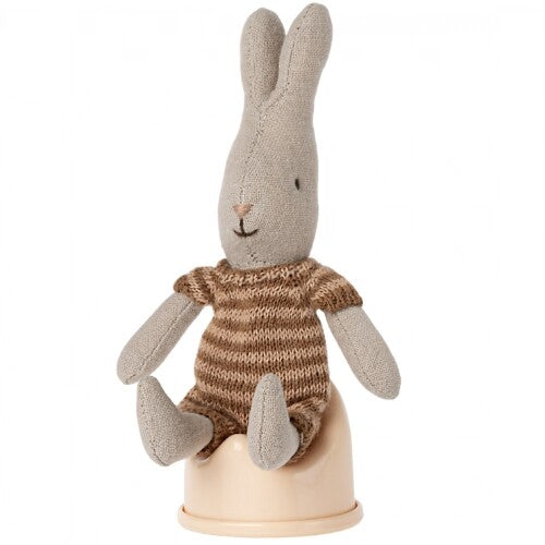 Gebreid konijn zit op een Maileg poppenhuis potje.